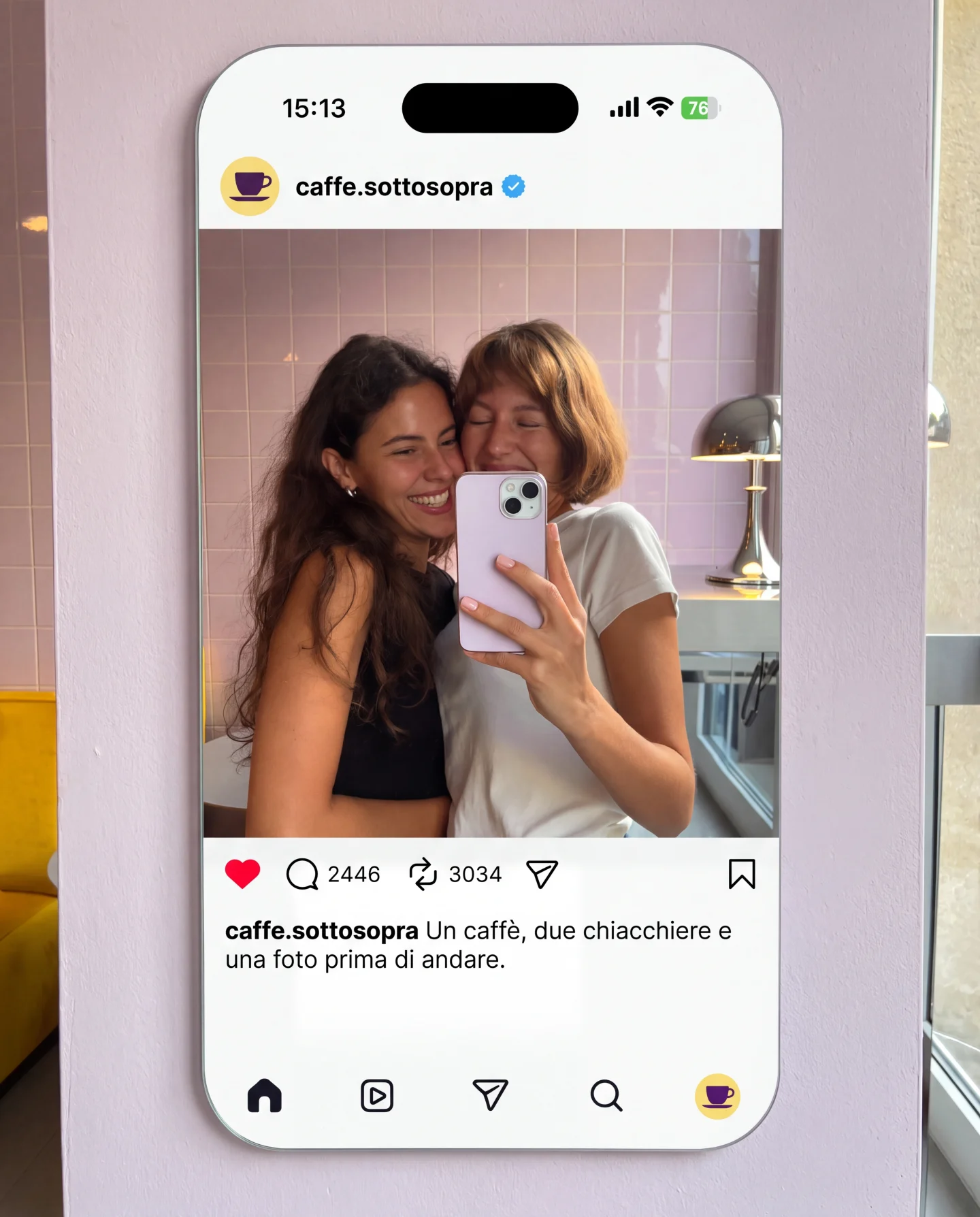 Due amiche scattano un selfie nello specchio social personalizzato di Caffè Sottosopra