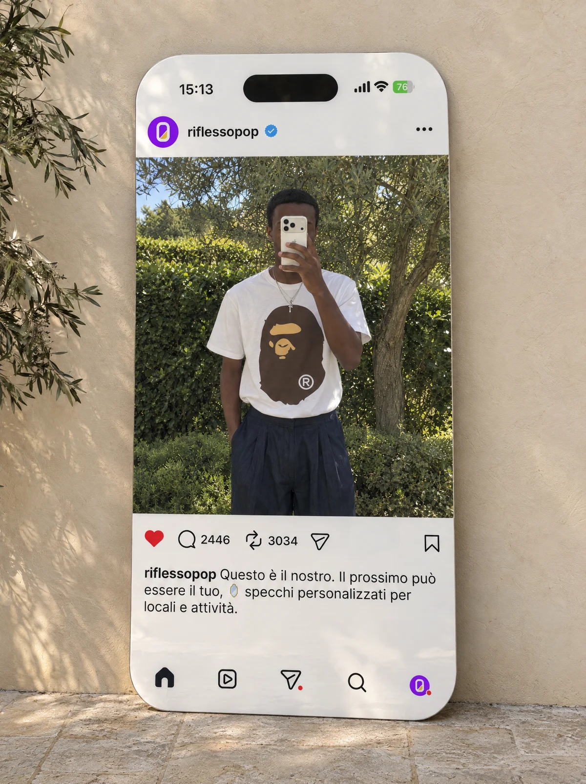 Emmanuel riflesso nello specchio RiflessoPop appoggiato alla parete